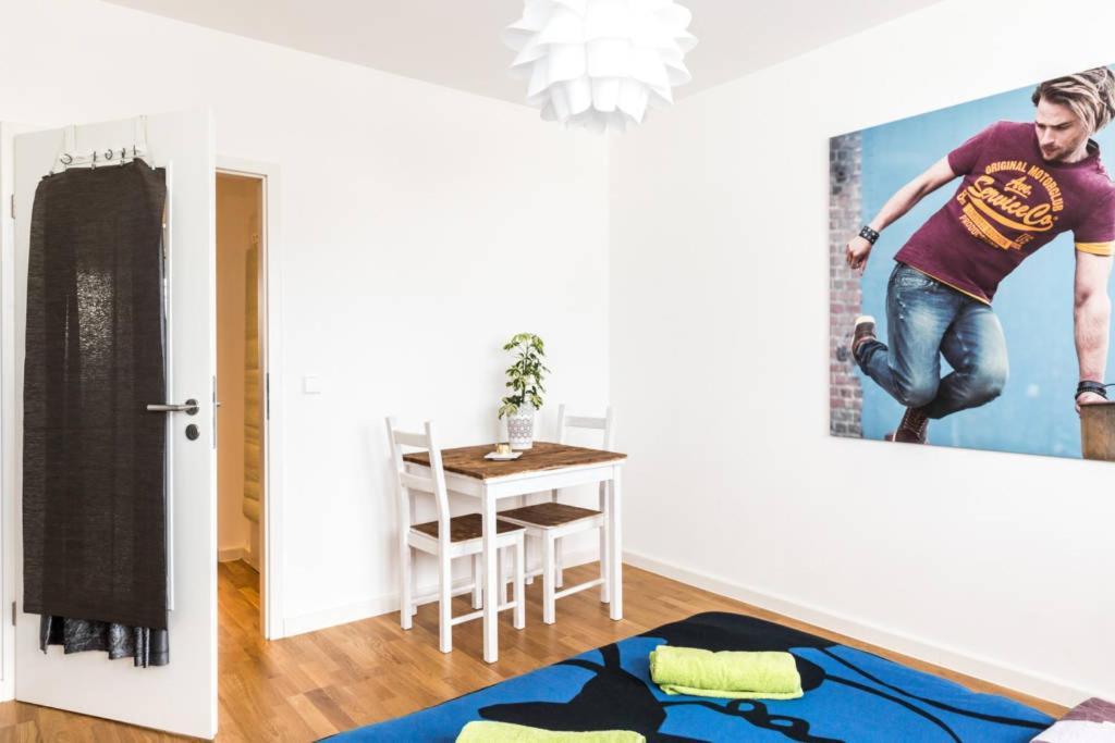 2 Large Br 10min Alexanderplatz