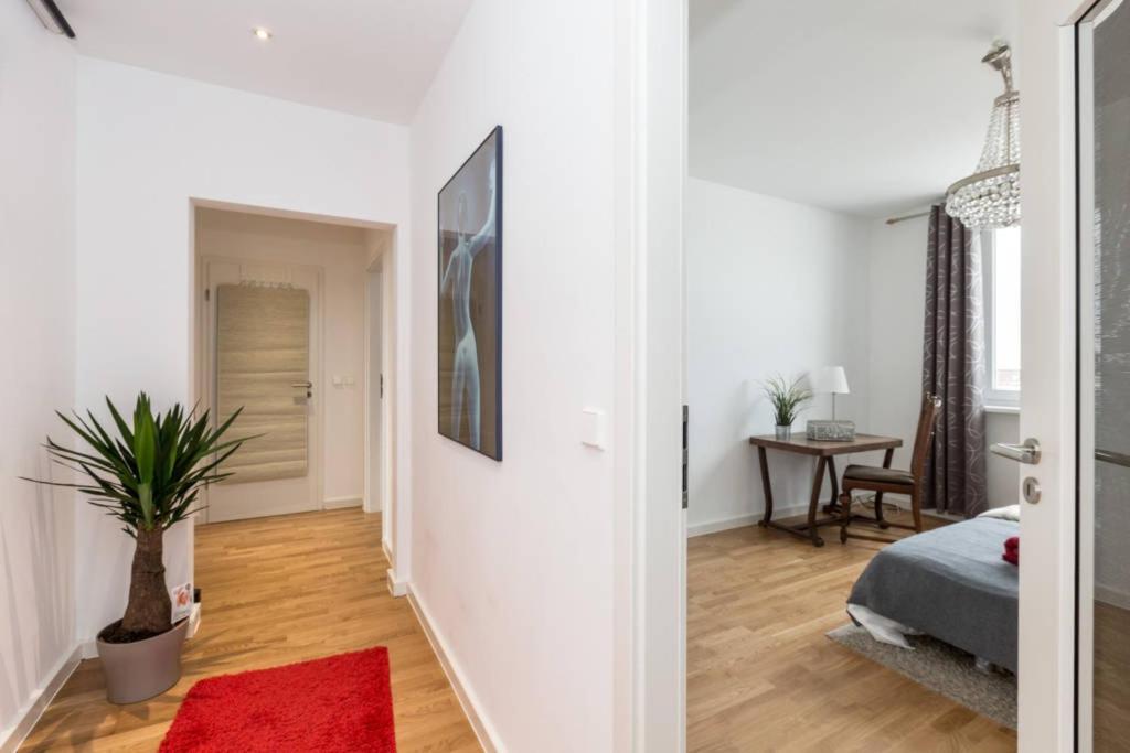 2 Large Br 10min Alexanderplatz